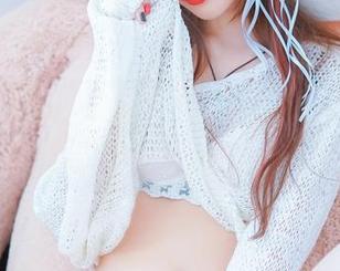 GIRLT果团网 – 原图大赏，王语纯穿着那件毛衣，是要轻松俘获多少小心脏？
