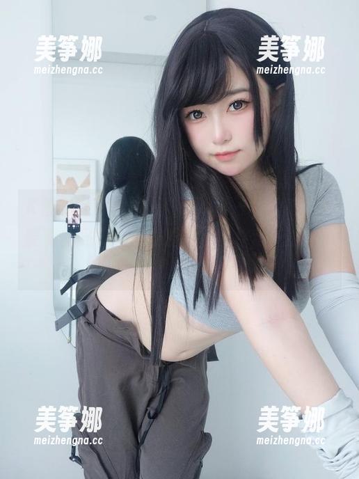 K酱 K酱的粉色套图,真该参考一下“衣服不要和你妈妈的床罩撞色”这种穿搭法则,哈哈!