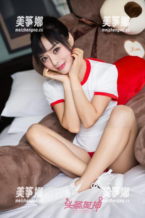 TouTiao头条女神 - 听说阿依努尔瓦娅的JK图包反响不错，我只是好奇大家看了会咋样。