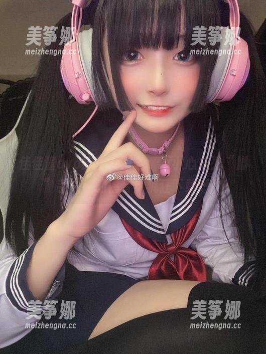 佳佳酱ovo的美足图集，不小心成为“脚”手夫人的福音！疯狂下载吧！