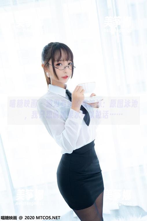 喵糖映画 - 游刃有余的蠢沫沫：原图泳池，我只想说如果水可以说话……