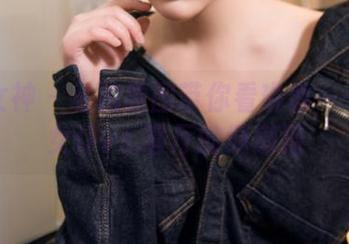 头条女神 – 私拍原图带你看琳琳——完美女仆vs.客厅的慵懒猫
