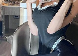 微密圈 – 女刺客在私拍中展示粉嫩短裙,原图更让人想跑题。