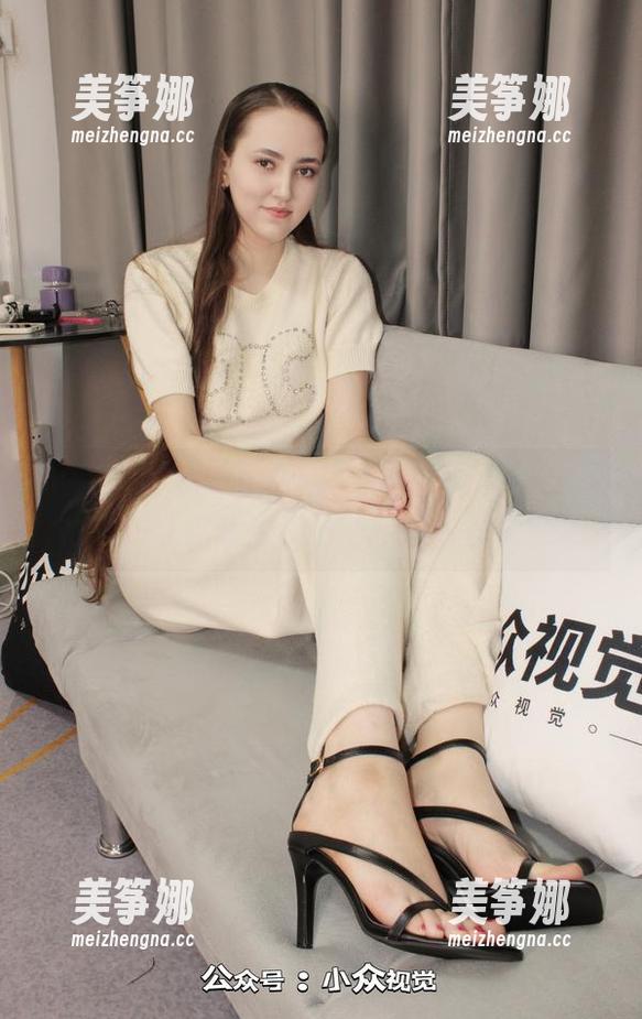 小众视觉-小苏菲 小众视觉 - 一卷小苏菲的吊带写真合集,绝对让你意想不到的轻松与惬意。