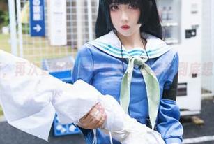 小和甜酒,再次更新她的写真集,这套装到底想说什么?