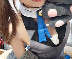 精选图库里，小女巫露娜的白色蕾丝长筒像是在说：快来看呀