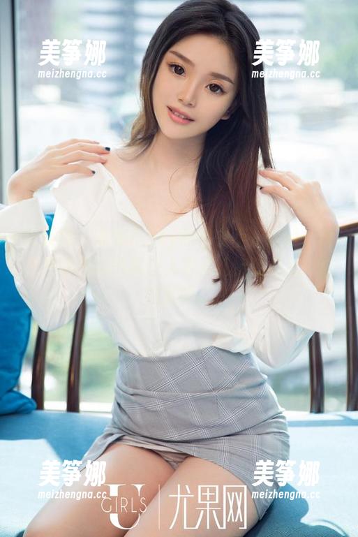 尤果网 - 欣杨Kitty的毛衣不止保暖，原图里透出的气氛让人有点儿捉摸不定…难以言喻。