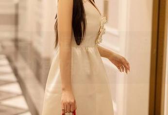 尤蜜荟 – 看是小逗逗的制服作品，心里不知怎的有点小波动。