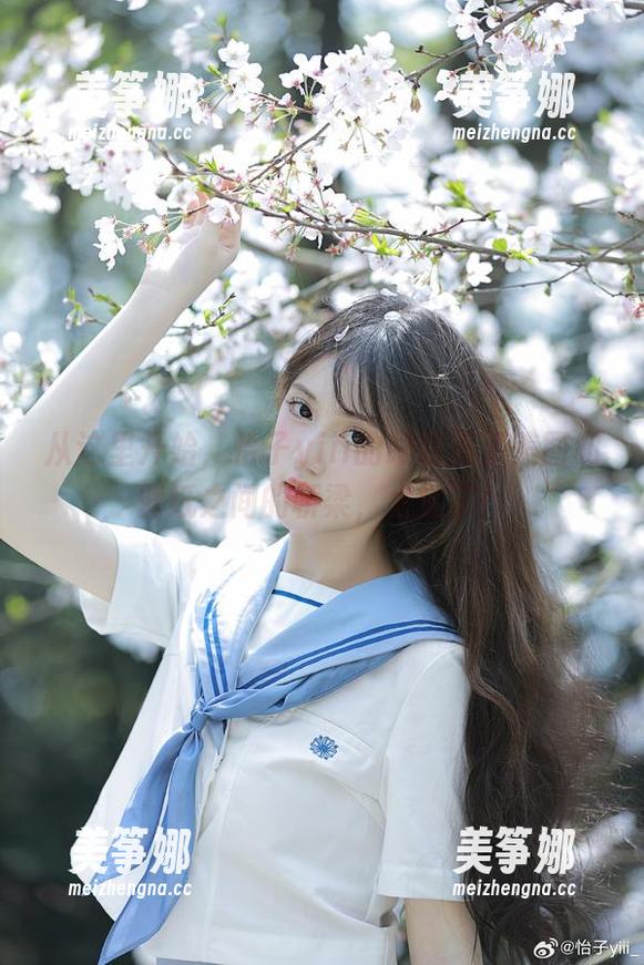 从这里开始，怡子yiii的眼镜成了美图和壁纸之间的桥梁，太会了！