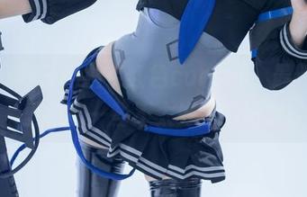 是一只熊仔吗携手红色corset，最新图集里藏着一些不太好说的话。