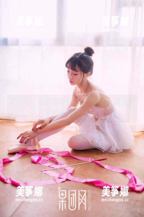果团网-莫雅琪 果团网 - 看莫雅琪如何玩转短裤,高清图片不怕设计师的审视!