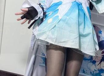 轻松一下,白栎Shirly的最新图集,让人对长腿诚服