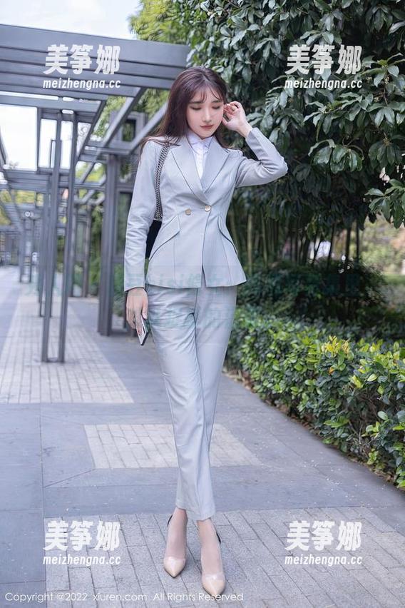 秀人网-糖豆sisi 秀人网 - 糖豆sisi修女:高清写真集里,难以捉摸的温柔。