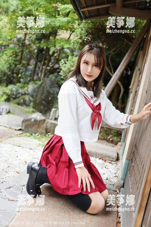 美媛馆 - 快来看Ellie艾栗栗的最新礼服，图片炫酷得像在开派对，家里竟然没音乐