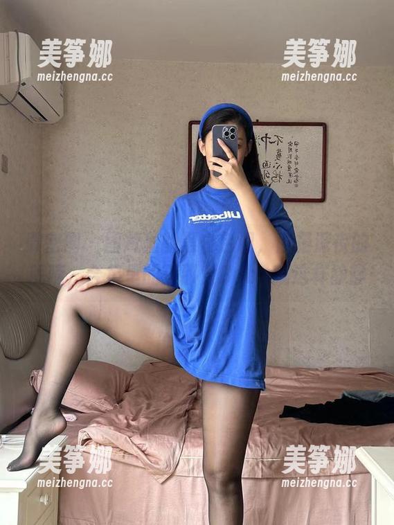 微密圈 - 图片里的黑白色调，像是深夜的呢喃，合集里的美邵女Baby就这样静静