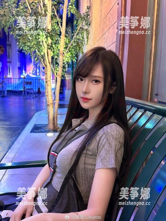 腐团儿Ikaros在免费写真里，竟然和棉袜有了不解之缘？