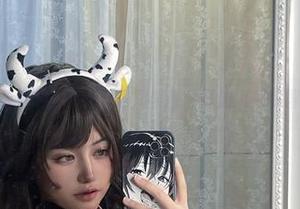 芊川一笑MNK的新双马尾美图,耳边风都变得轻快了