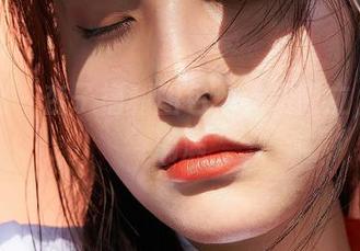 蜜桃社 – 杏子福利图包:赤足而立,自信满满