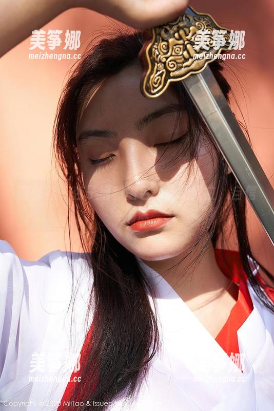 蜜桃社-杏子 蜜桃社 - 杏子福利图包:赤足而立,自信满满