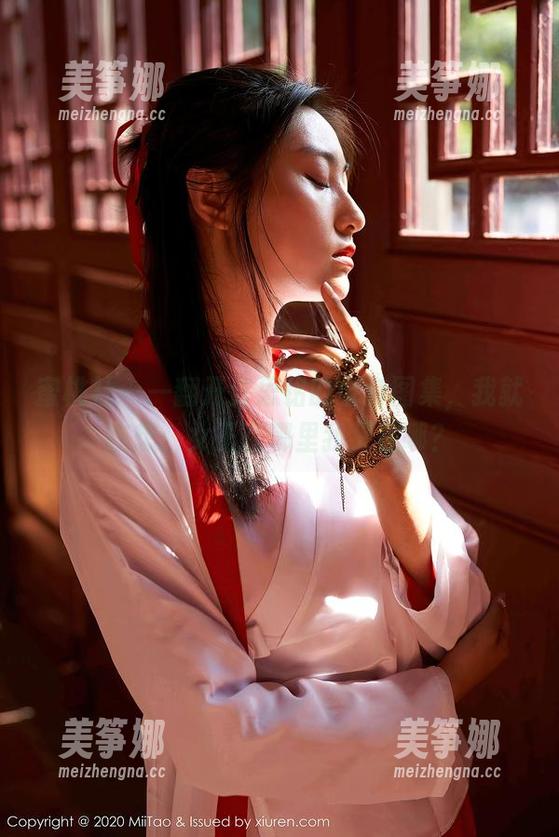 蜜桃社-许思铭 蜜桃社 - 一翻开许思铭的全套图集,我就在想:女王在哪里我又在哪?
