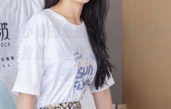 袜啵啵 – 小淳的私拍:银行制服时尚秀,银行利率没涨,但我对她的注意力只会越来越高!