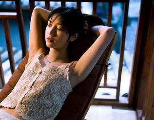 轰趴猫 – 曲曲的最新居家写真:洗手间的光线真不错,值得一提。