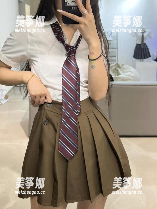 陈佩奇 微密圈 - 陈佩奇黑胶格子裙套图,这小裙子里藏了多少心思?