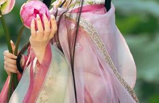 潜伏在图包里的婚纱：雯妹不讲道理教你如何在婚礼上抢戏。