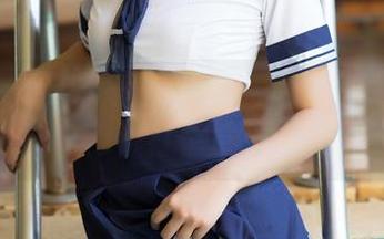 青豆客 – 谭晓彤最新作品集:在海边和波浪打情骂俏