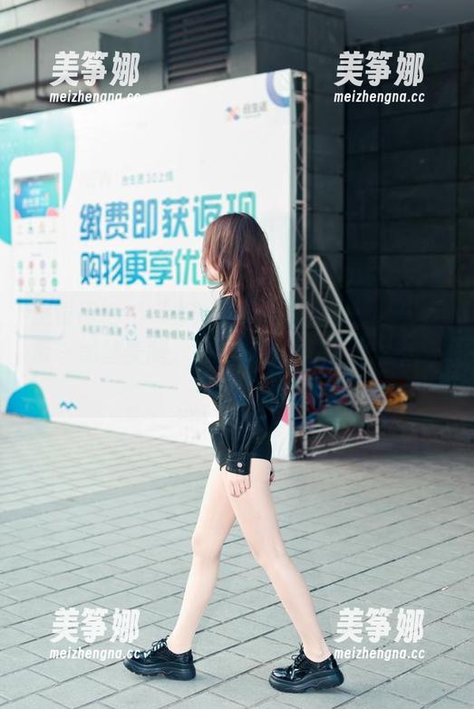 魔镜街拍 - “婷婷”的新作出炉：白色吊带＋黑丝美腿，在图库里的杀伤力太强了！