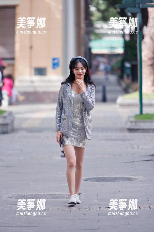 魔镜街拍-婷婷 魔镜街拍 - 灰裙与薄丝的完美结合,午后放松中的婷婷…寻找下载链接?快来!
