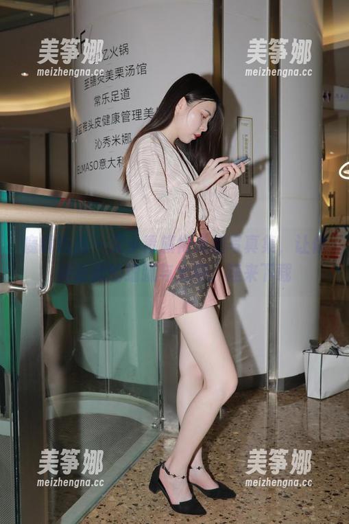 魔镜街拍 - 艾小青旗袍街拍写真集，让你体会她的细腻与大胆，速来下载