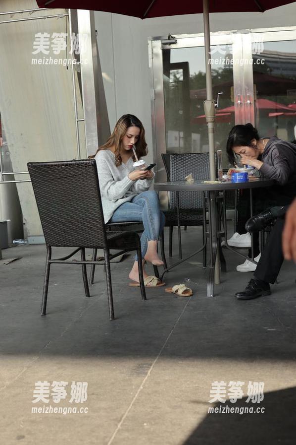 魔镜街拍 魔镜街拍的超贴心,下载美丽从绿裙长腿开始。