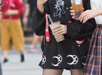 魔镜街拍：油亮紧身裙，前方高能预警，行人可能惊呆！图包资源一并送到！
