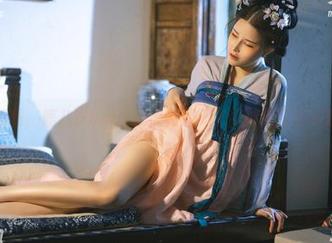 看啊,鹿八岁baby的最新图册,身体链可真有趣